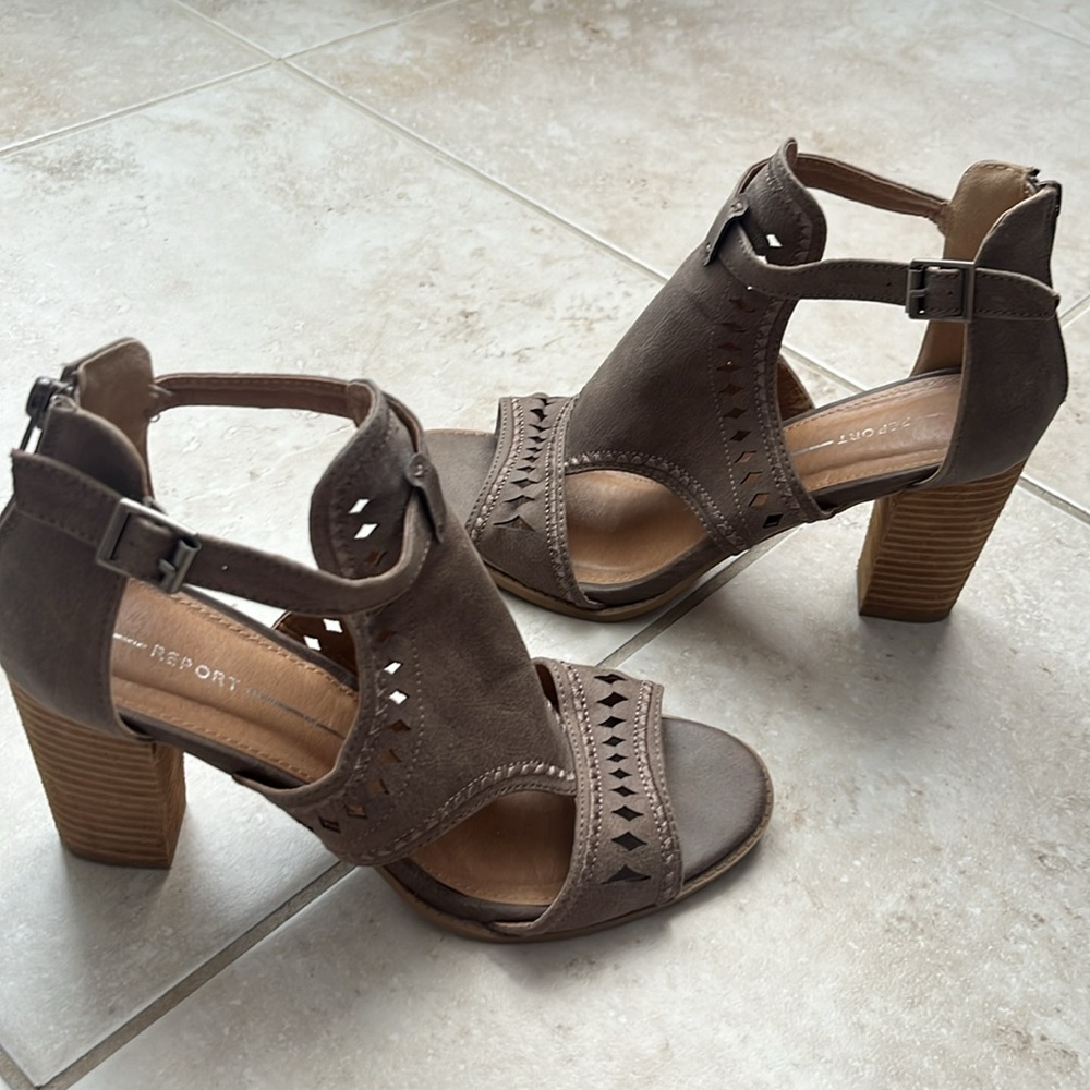 Report Rosalet heels, worn once, beautiful taupe color. Very comfortable - Picture 2 of 4